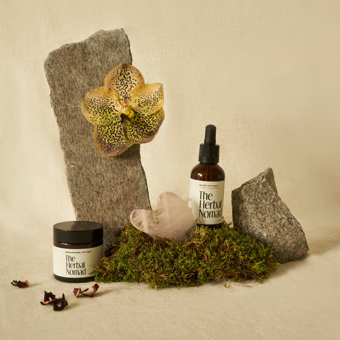 Self-Love kit, hancrafted and 100% Organic. With the Face Oil, Hibiscus face balm and the Gua-sha stone.