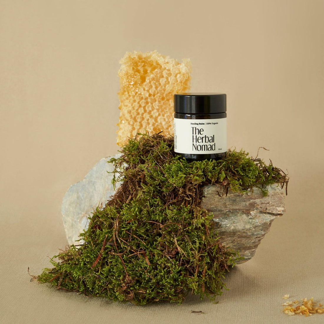 The Healing balm. Hancrafted with comfrey and beeswax. 100% Organic.